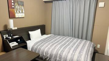 Escritorio, wifi gratis y ropa de cama