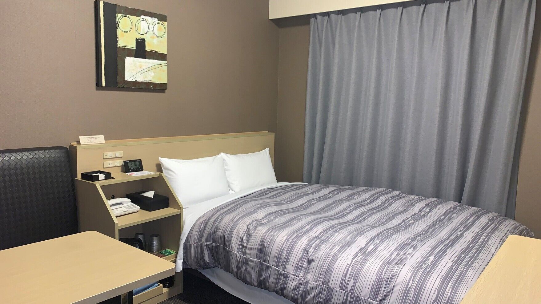 Escritorio, wifi gratis, ropa de cama