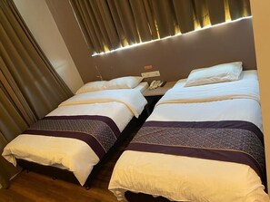 高級三人房, 城市景觀 | 客房內保險箱、書桌、隔音、熨斗/熨衣板
