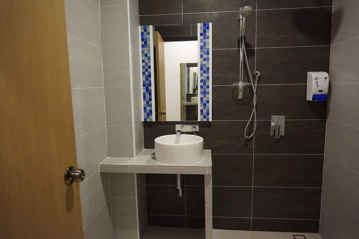 standard twin room | bathroom | shower, free toiletries, hair dryer, bidet