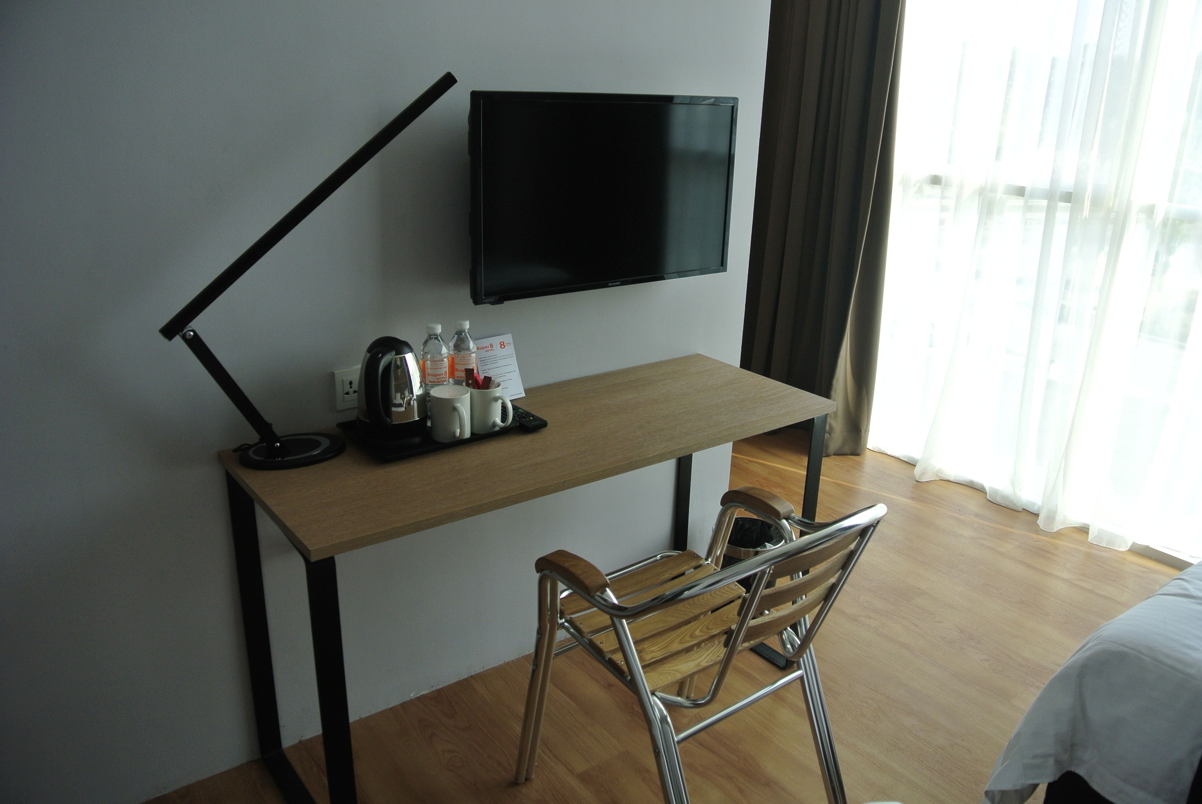 ห้องซูพีเรียทวิน | ตู้นิรภัยในห้องพัก, โต๊ะทำงาน, ห้องเก็บเสียง, เตารีด/โต๊ะรีดผ้า