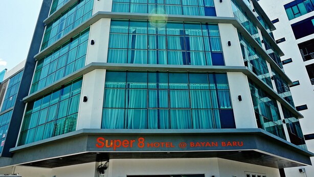 Et moderne hotel med flere etager, store vinduer og tydelig skiltning med 'Super 8 Hotel @ Bayan Baru'.