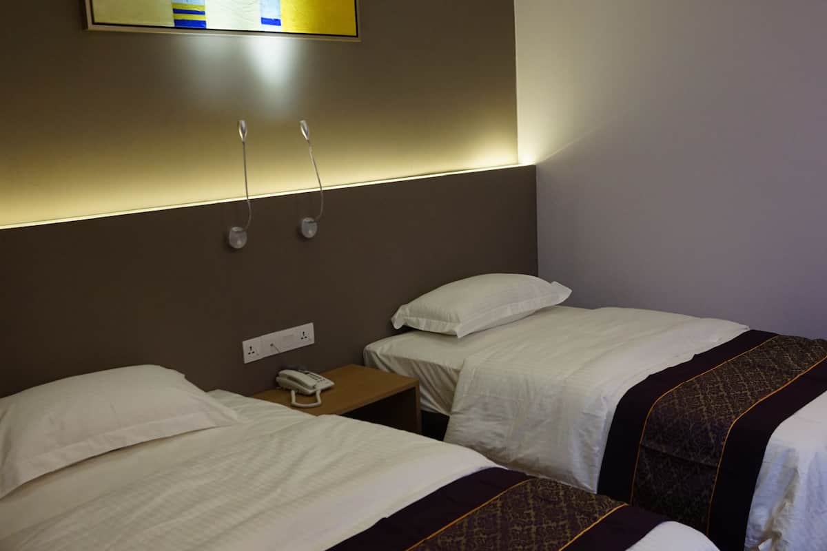 standard twin room | in-room safe, desk, soundproofing, iron/ironing board