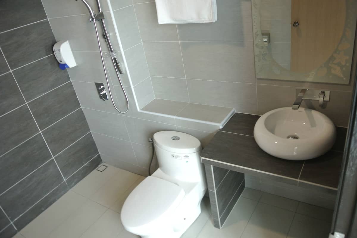 standard twin room | bathroom | shower, free toiletries, hair dryer, bidet