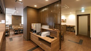 Eine moderne Hotelhalle mit Holzboden, einer Rezeption und Sitzbereichen.