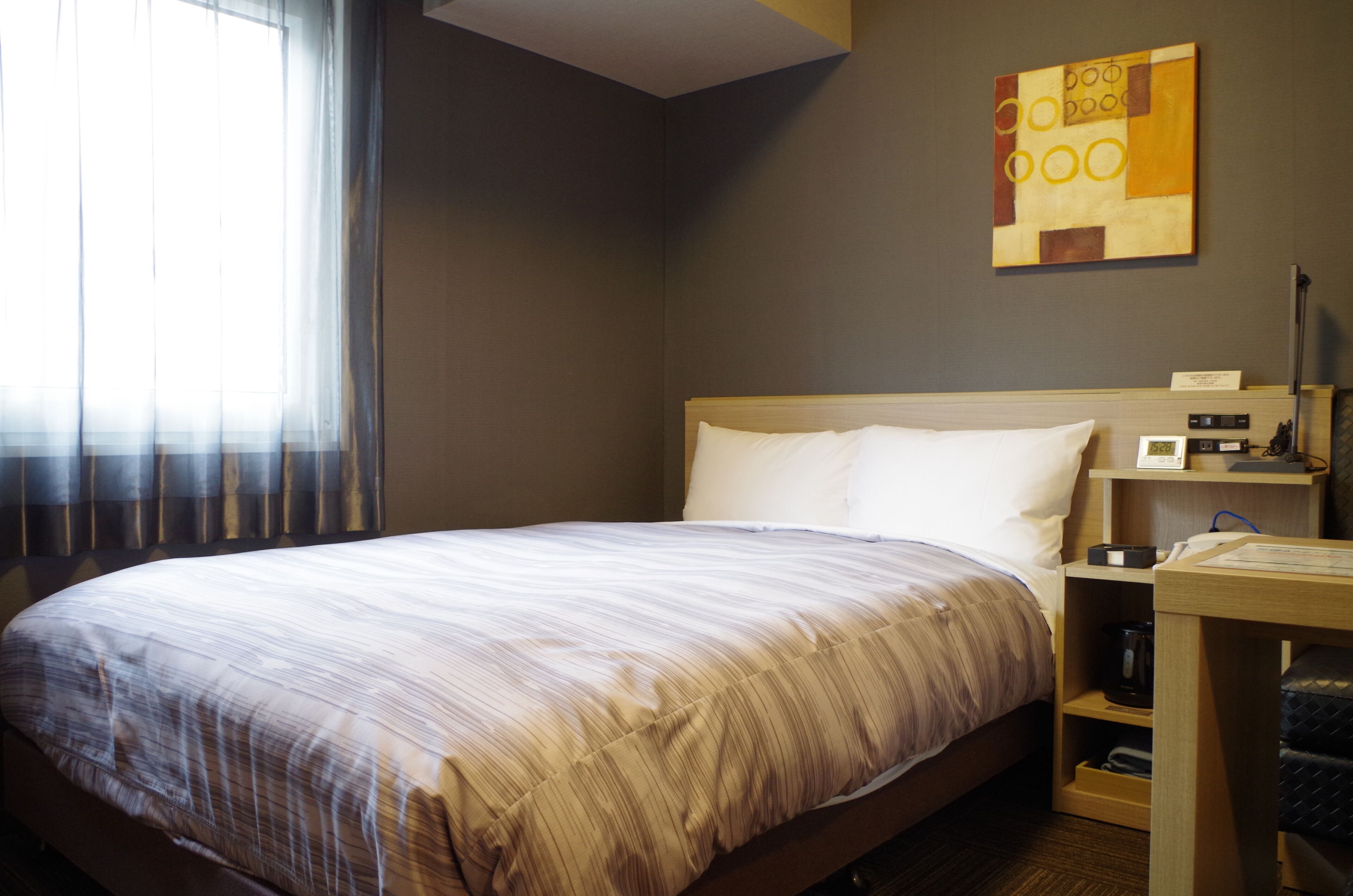 Edredón, escritorio, wifi gratis y ropa de cama 