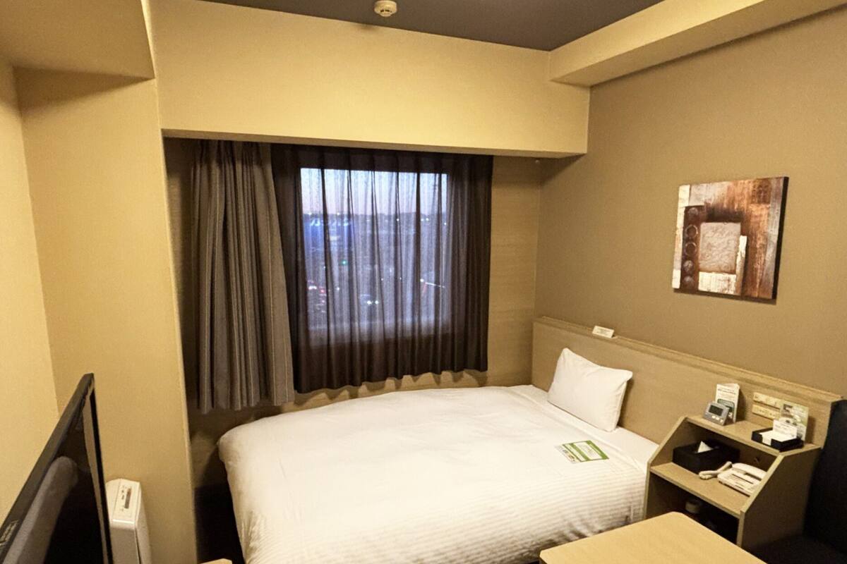 Down duvets, desk, free WiFi, bed sheets