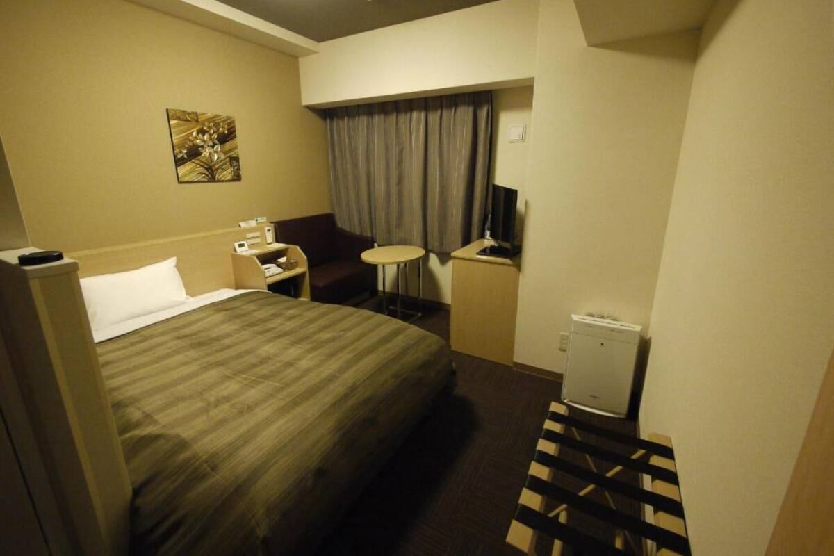 Edredón, escritorio, wifi gratis y ropa de cama