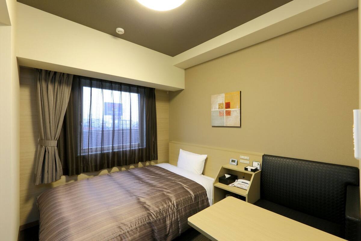 Edredón, escritorio, wifi gratis y ropa de cama