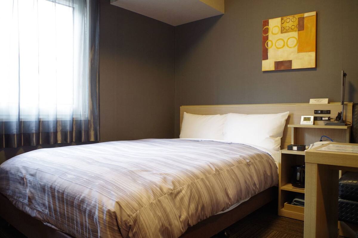 Edredón, escritorio, wifi gratis y ropa de cama