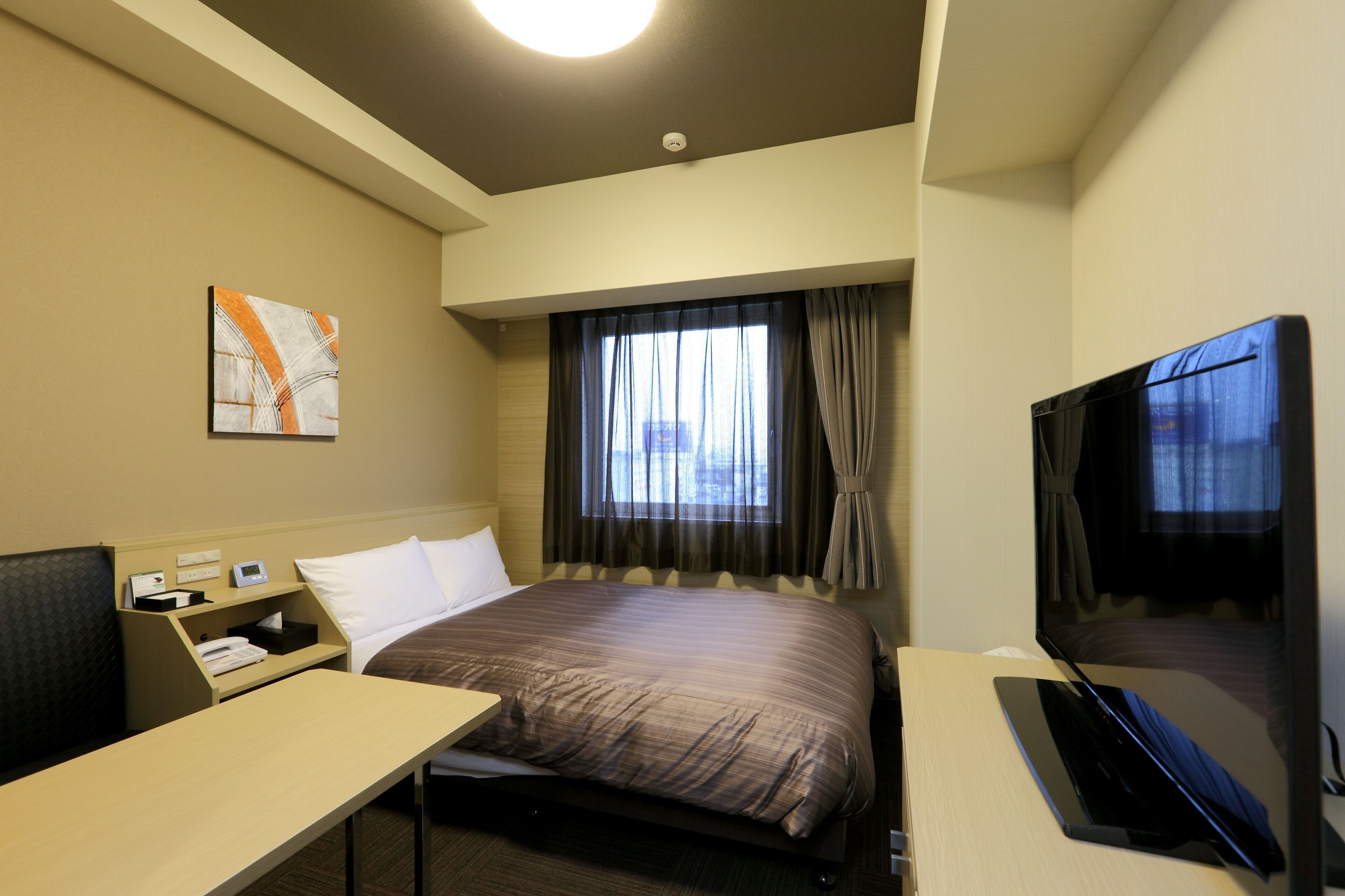 Edredón, escritorio, wifi gratis y ropa de cama 