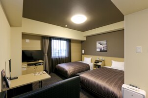 Cubrecamas, escritorio, wifi gratis y ropa de cama 