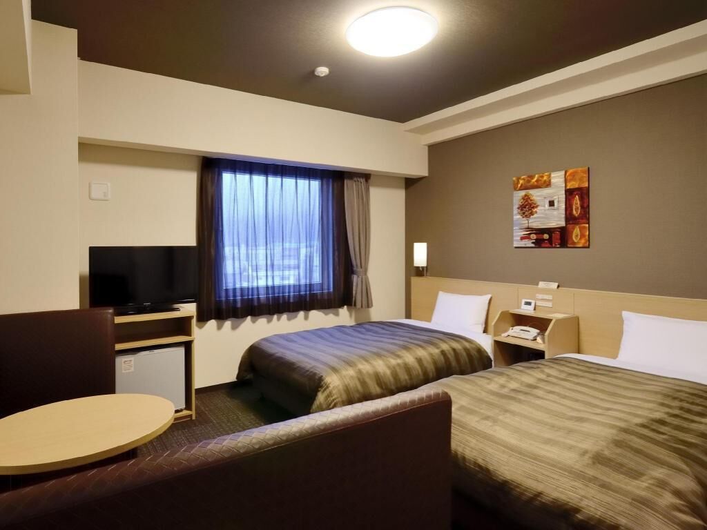 Edredón, escritorio, wifi gratis y ropa de cama 