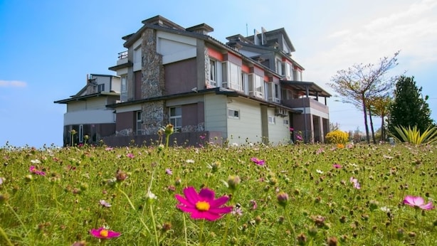 A multi-story house with a garden in the foreground. - Vanilla Sky (Wujie)