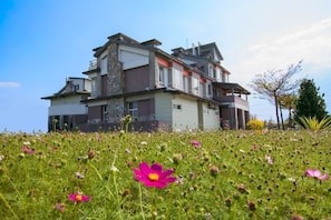 A multi-story house with a garden in the foreground. - Vanilla Sky (Wujie)