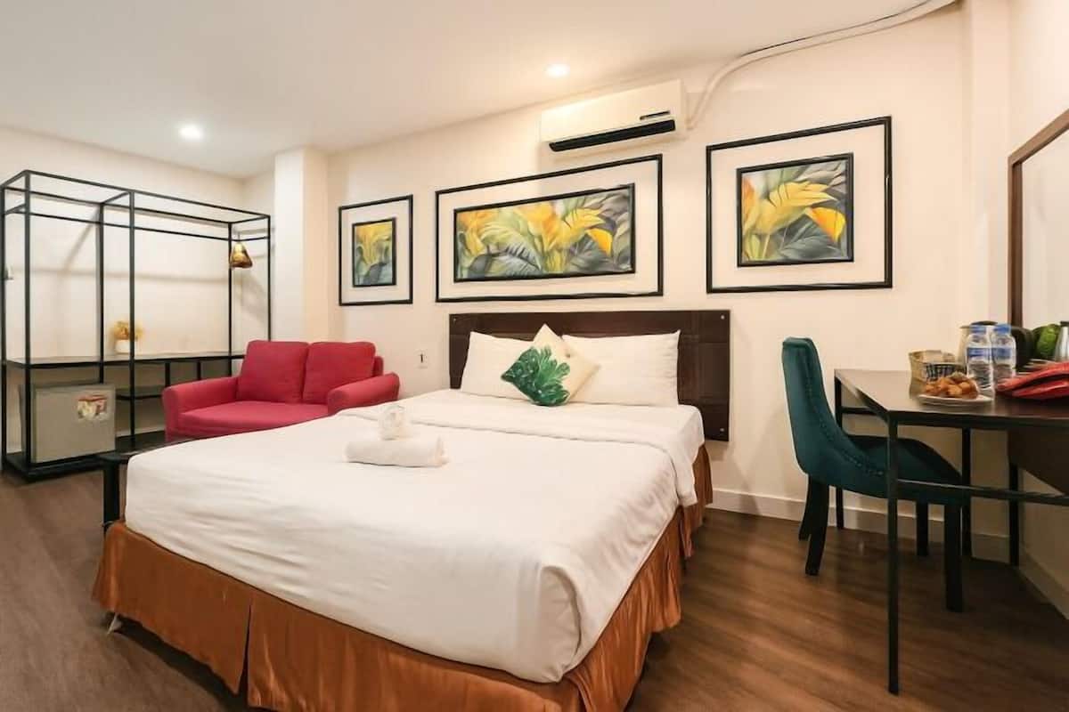 Hypo-allergenic bedding, desk, soundproofing, free WiFi
