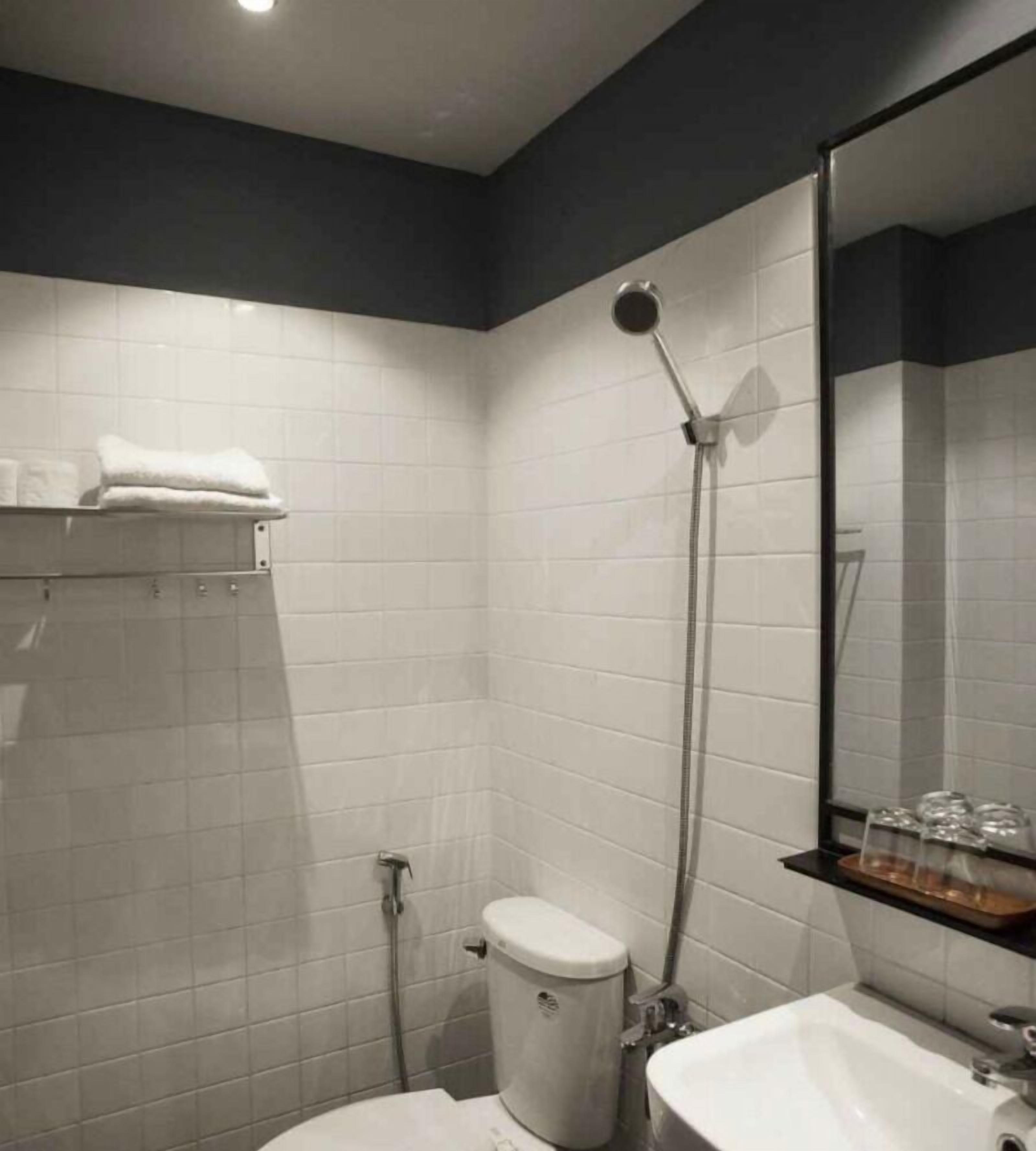 Bathroom | Hydromassage showerhead, free toiletries, hair dryer, bidet