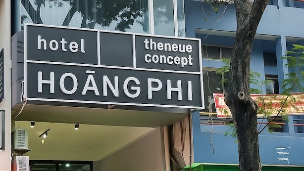 Ein Hotel-Schild mit dem Schriftzug "HOANGPHI" sowie den Wörtern "hotel" und "theneue concept".