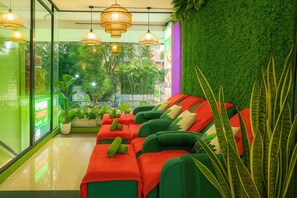 32-inch flat-screen TV with cable channels - Hoang Phi Hotel (Ho Chi Minh City)