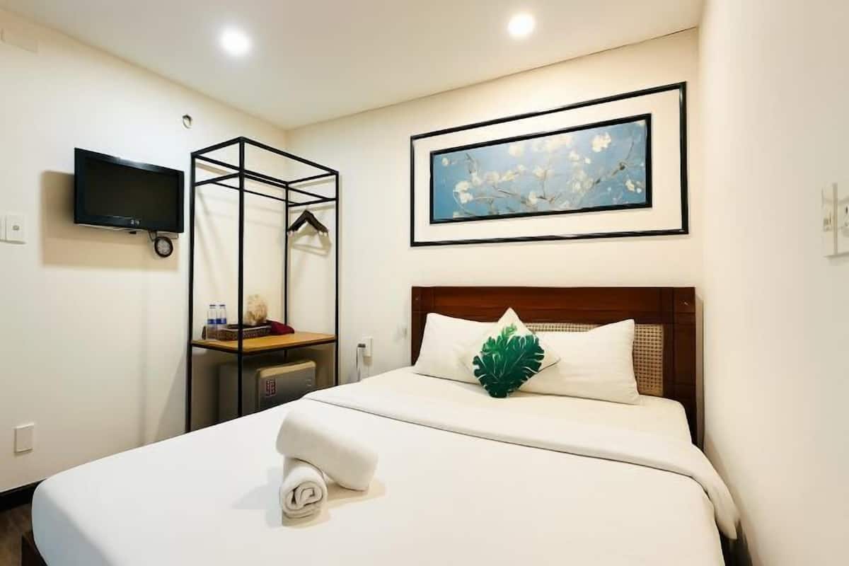 Hypo-allergenic bedding, desk, soundproofing, free WiFi