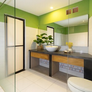 Executive-Doppelzimmer, 1 Queen-Bett | Badezimmer | Hydromassagedusche, kostenlose Toilettenartikel, Haartrockner, Bidet