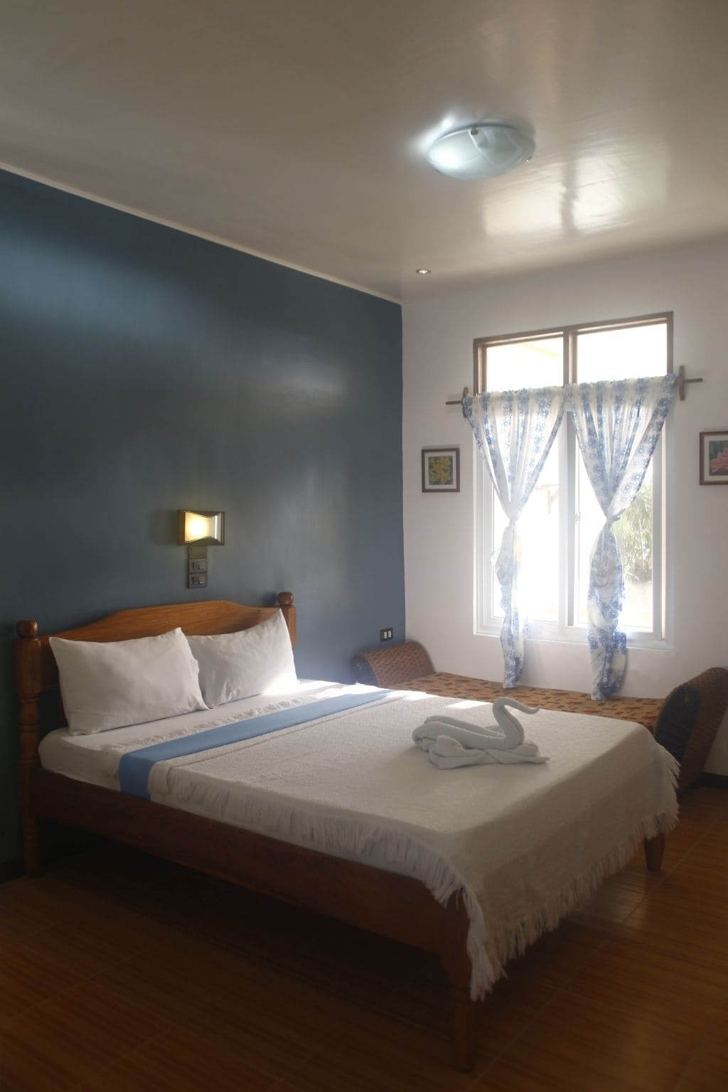 deluxe single room | desk, bed sheets