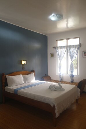 Enkeltrom – deluxe | Skrivebord og sengetøy