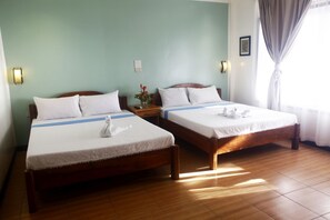 Rom – deluxe, 2 queensize-senger | Skrivebord og sengetøy