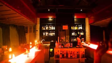 Bar junto a la piscina