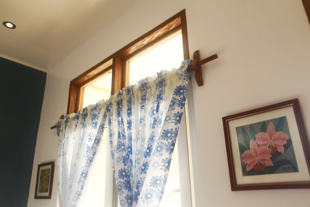 deluxe single room | desk, bed sheets