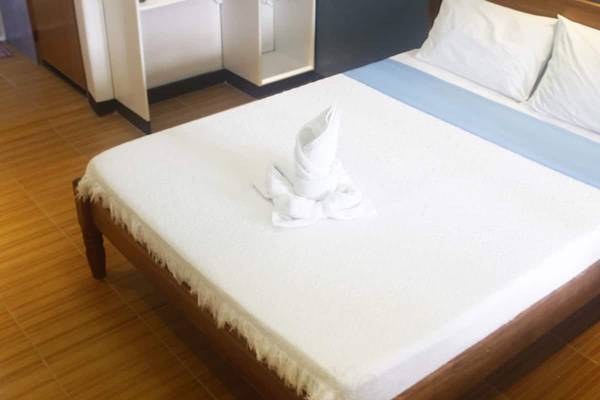 deluxe single room | desk, bed sheets