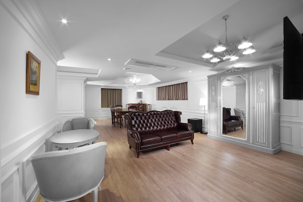 Suite (A, Base pax 5, Parking) | Living area | TV