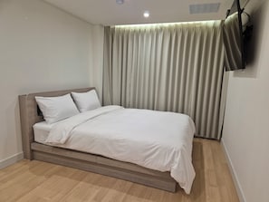 标准双人房 | 高档床上用品、羽绒被、遮光窗帘、隔音