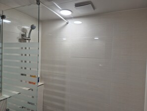 Shower, hair dryer, bathrobes, slippers - Gwang Jang Hotel (Busan)