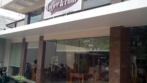 Una cafetería con un letrero que dice 'Coffee & Chat'.