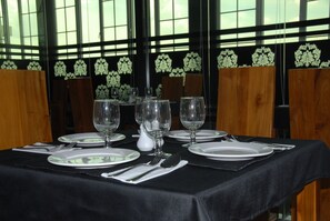 供應早餐、午餐、晚餐；多國菜