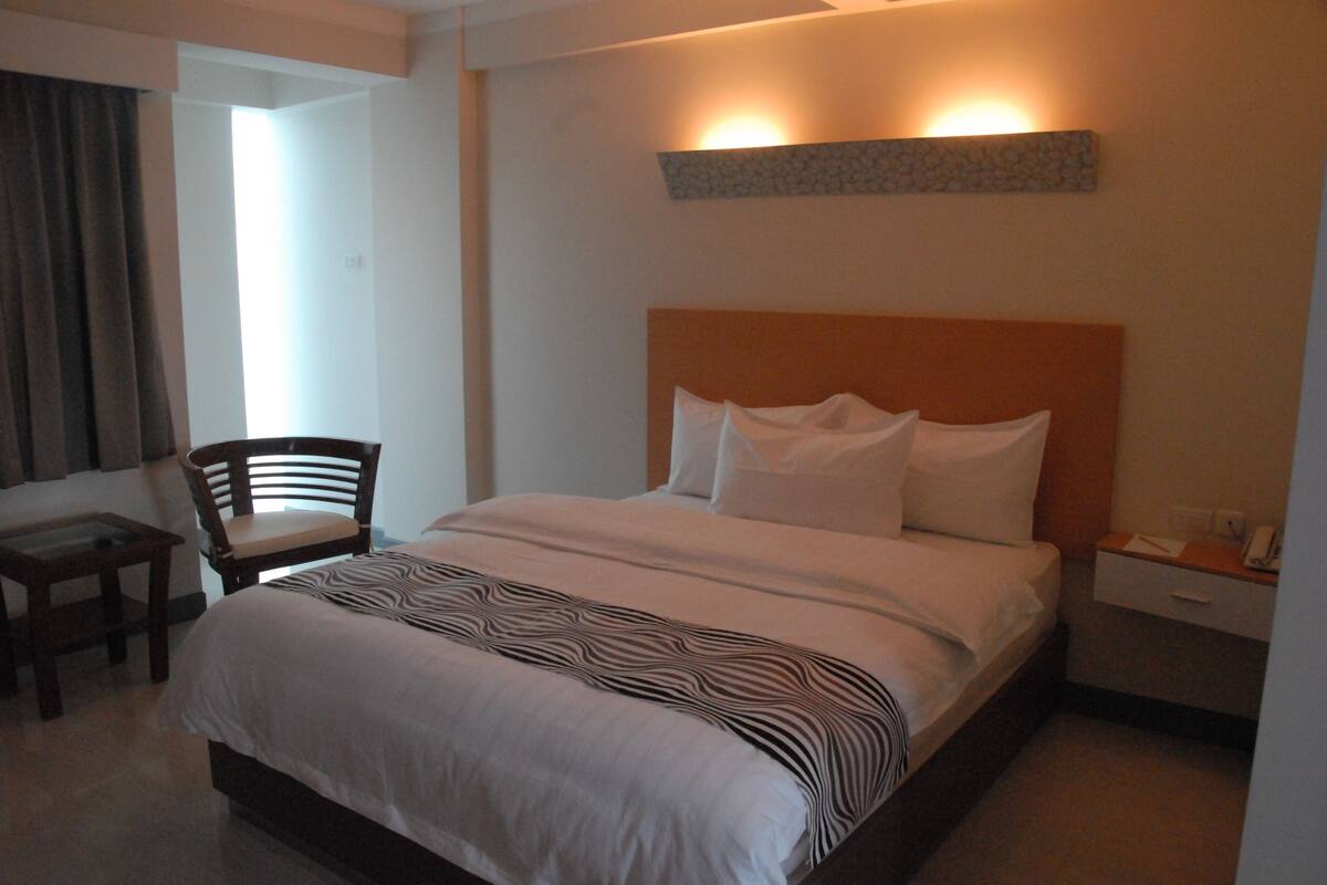 Premium bedding, in-room safe, desk, iron/ironing board