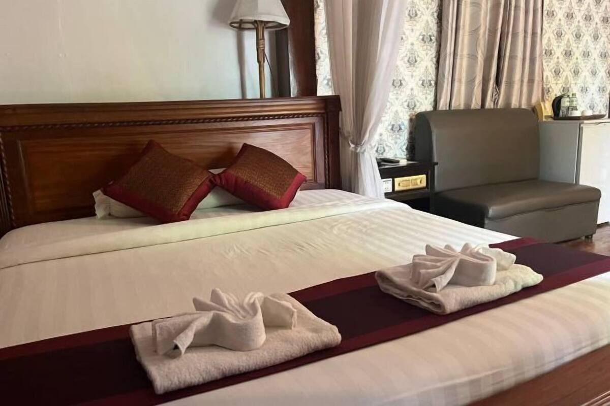 Ropa de cama de alta calidad y caja de seguridad en la habitación