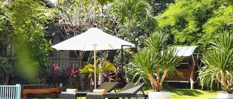 Una piscina al aire libre, tumbonas