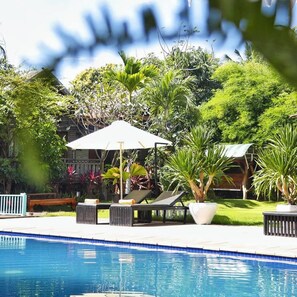 Outdoor pool, pool loungers - Vimean Sovannaphoum Resort (Battambang)
