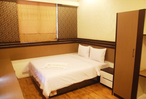 Deluxe Room | Desk, rollaway beds, free WiFi, bed sheets