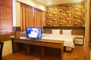 Studio | Desk, rollaway beds, free WiFi, bed sheets - Gandhi Inn (Medan)
