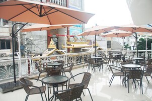 Se sirven desayunos, almuerzos y cenas; cocina asiática