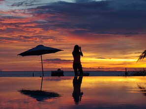 Piscine extérieure, piscine à débordement, parasols de plage