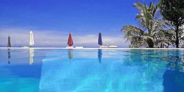 Piscine extérieure, piscine à débordement, parasols de plage