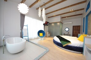 Double Room | Deep-soaking bathtub