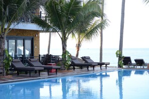 Ulkouima-allas, aurinkotuoleja