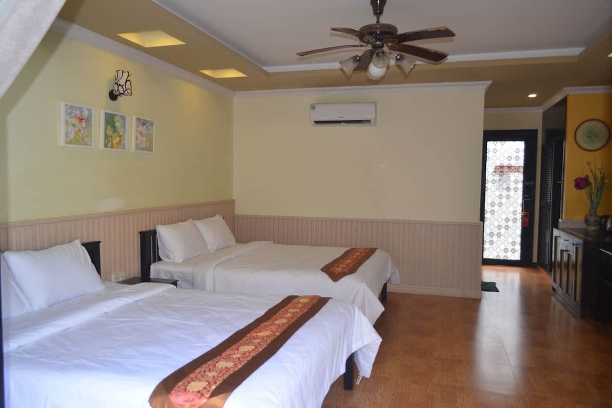 Standard Twin Room, 2 Queen Beds | Minibar, in-room safe, desk, soundproofing