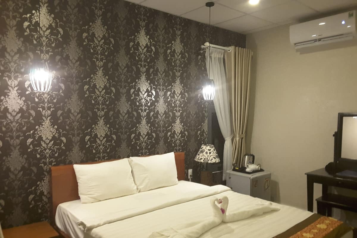 Minibar, brankas, meja kerja, dan kedap suara