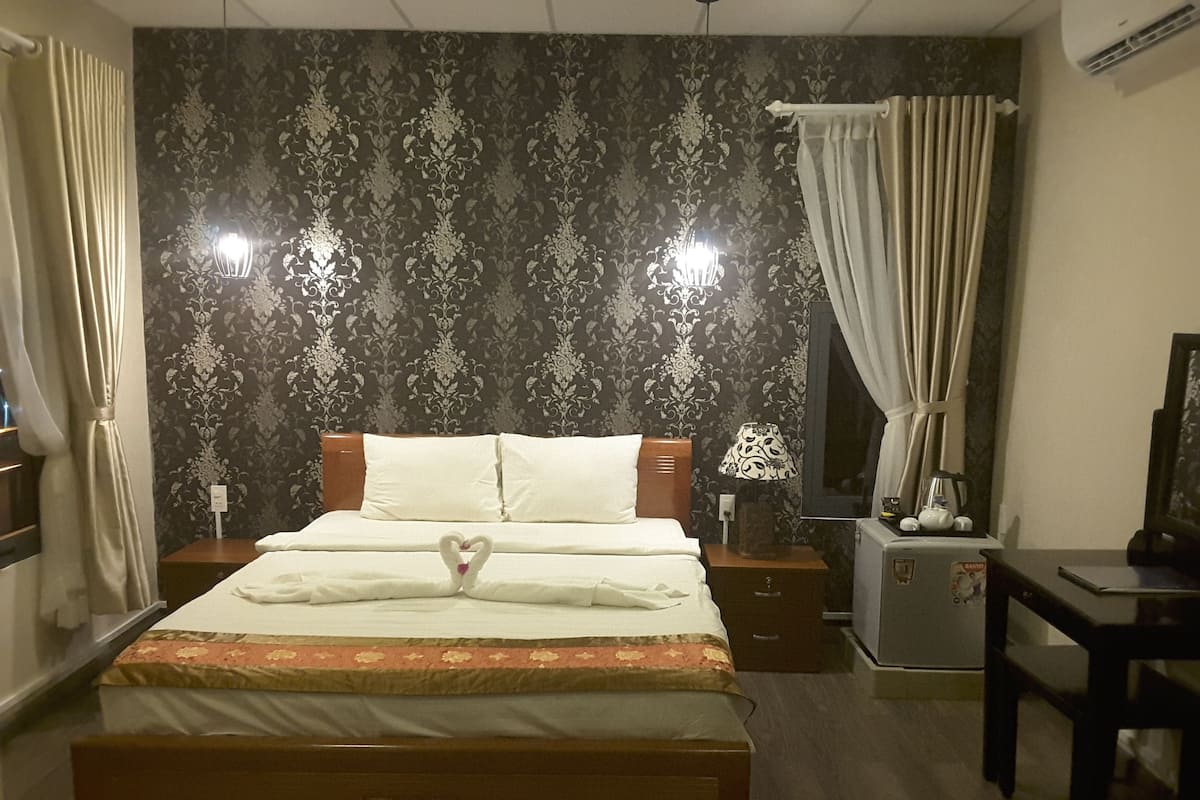 Basic Double Room, 1 Queen Bed | Minibar, in-room safe, desk, soundproofing
